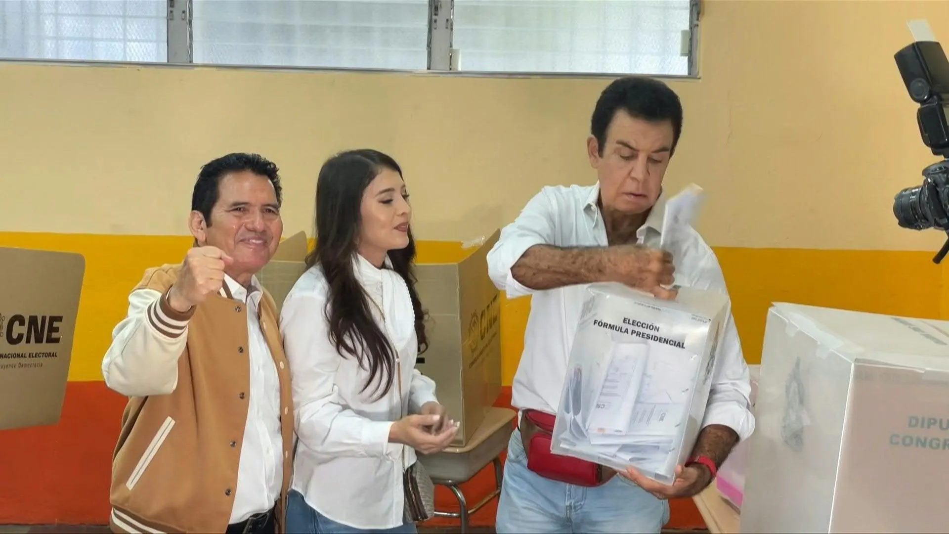 Kandidaat Salvador Nasralla stemt bij Hondurese verkiezingen