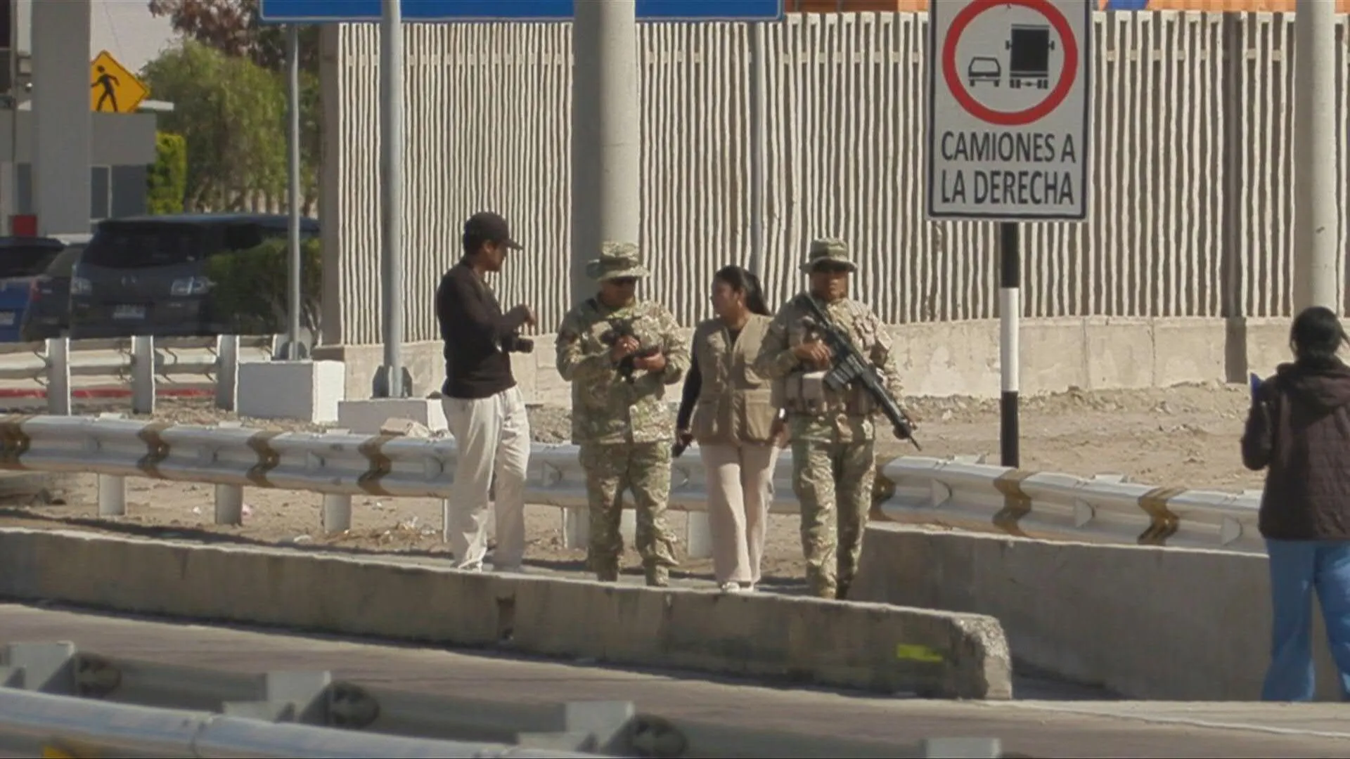 Patrouille militaire péruvienne à la frontière avec le Chili en raison de l'afflux de migrants attendu