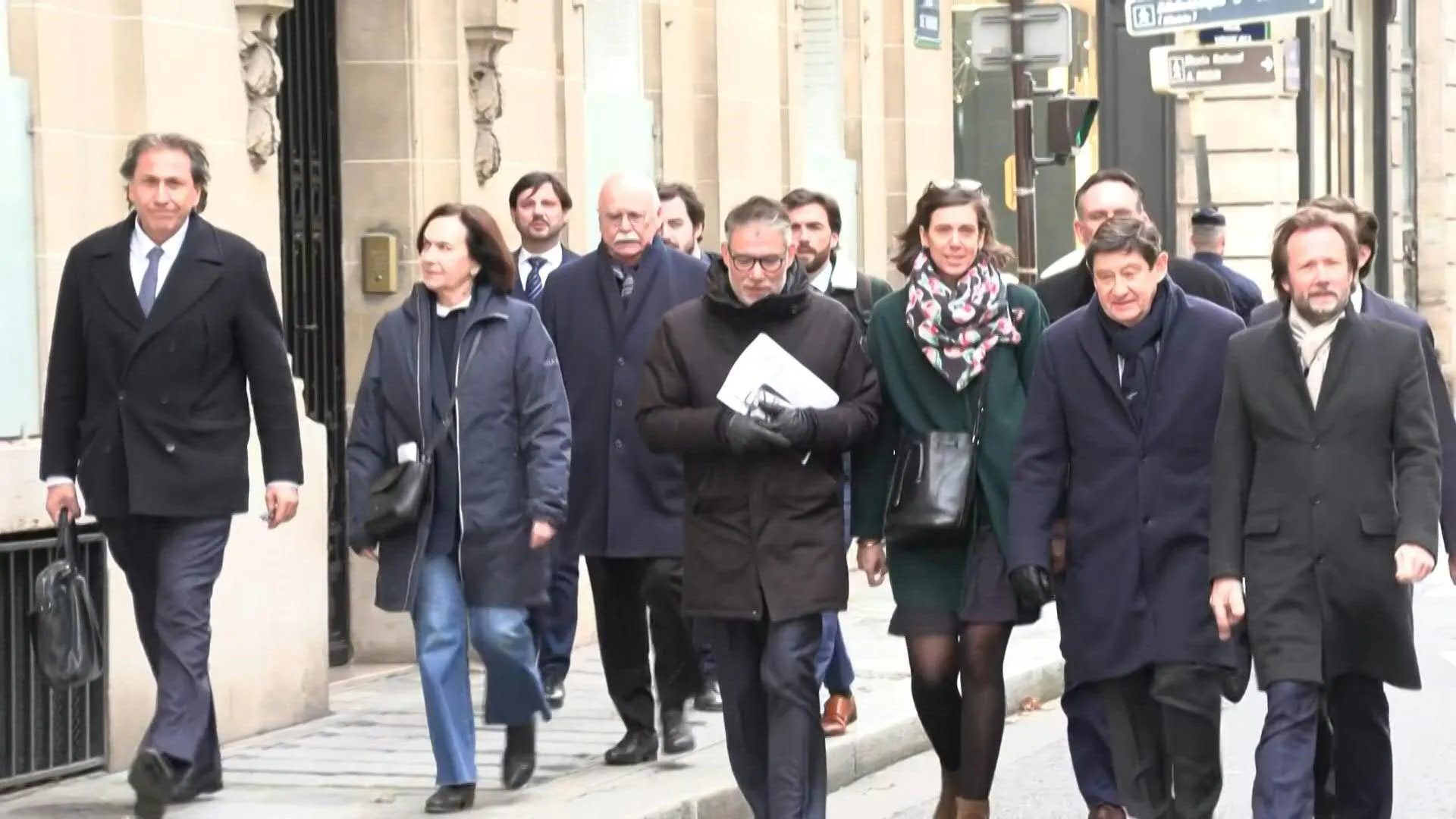 Los socialistas franceses llegan para conversaciones presupuestarias cruciales con el primer ministro francés