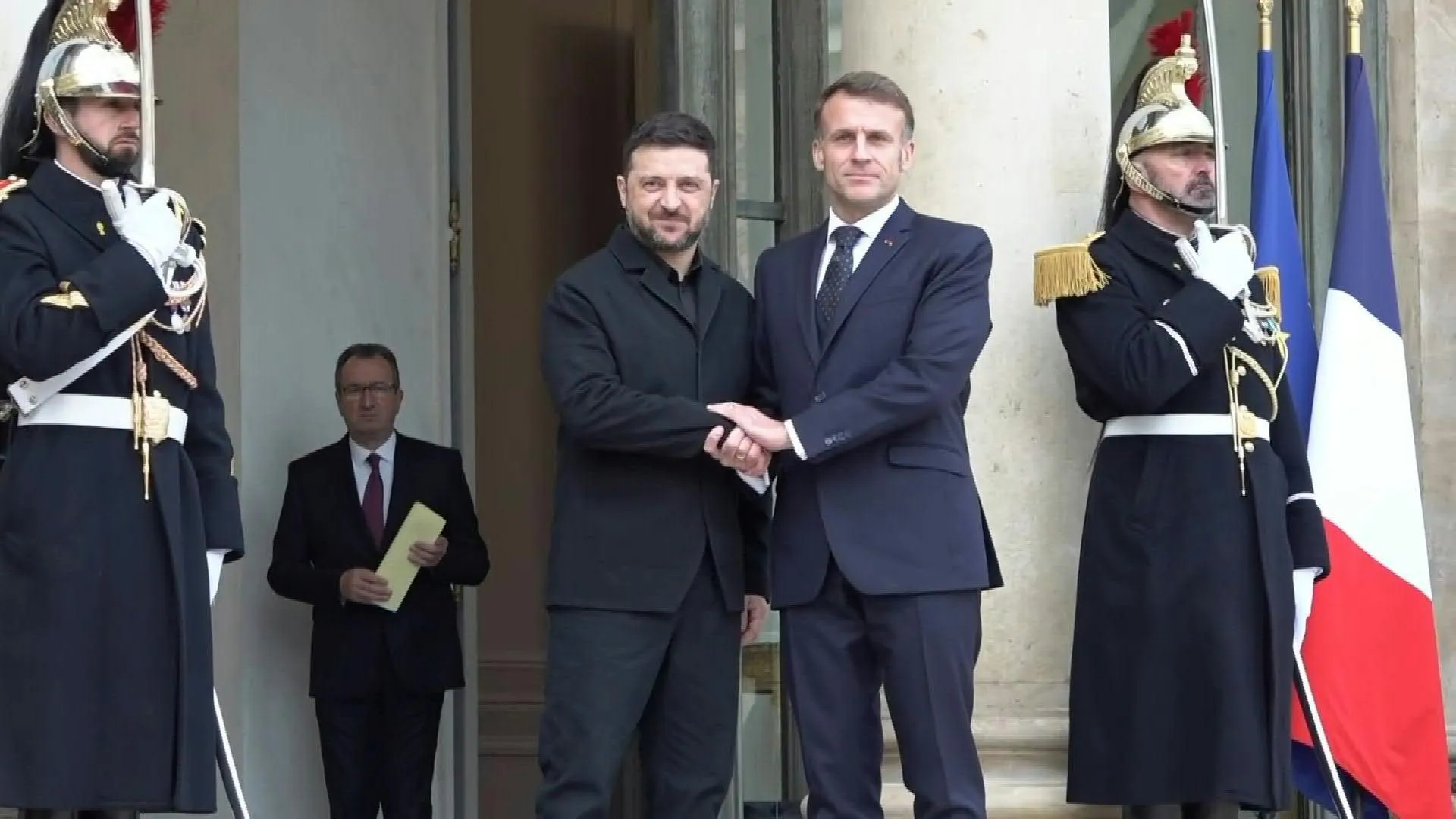 Zelensky de Ucrania llega a París para conversaciones con Macron