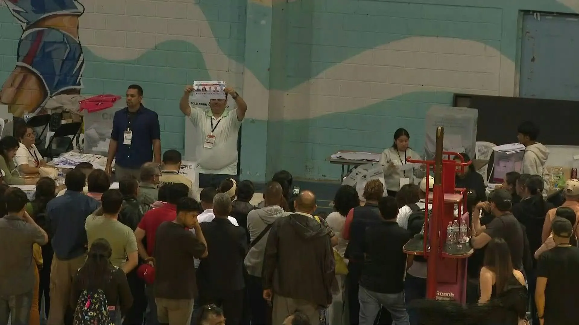 Si chiudono le urne e gli ufficiali contano i voti nelle elezioni presidenziali di Honduras