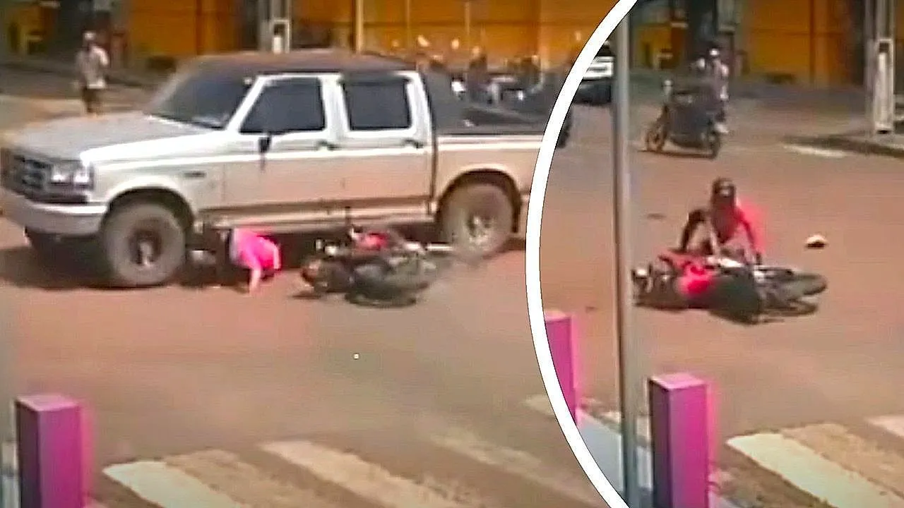 Motociclista sopravvive a un incidente impossibile sotto un pick-up