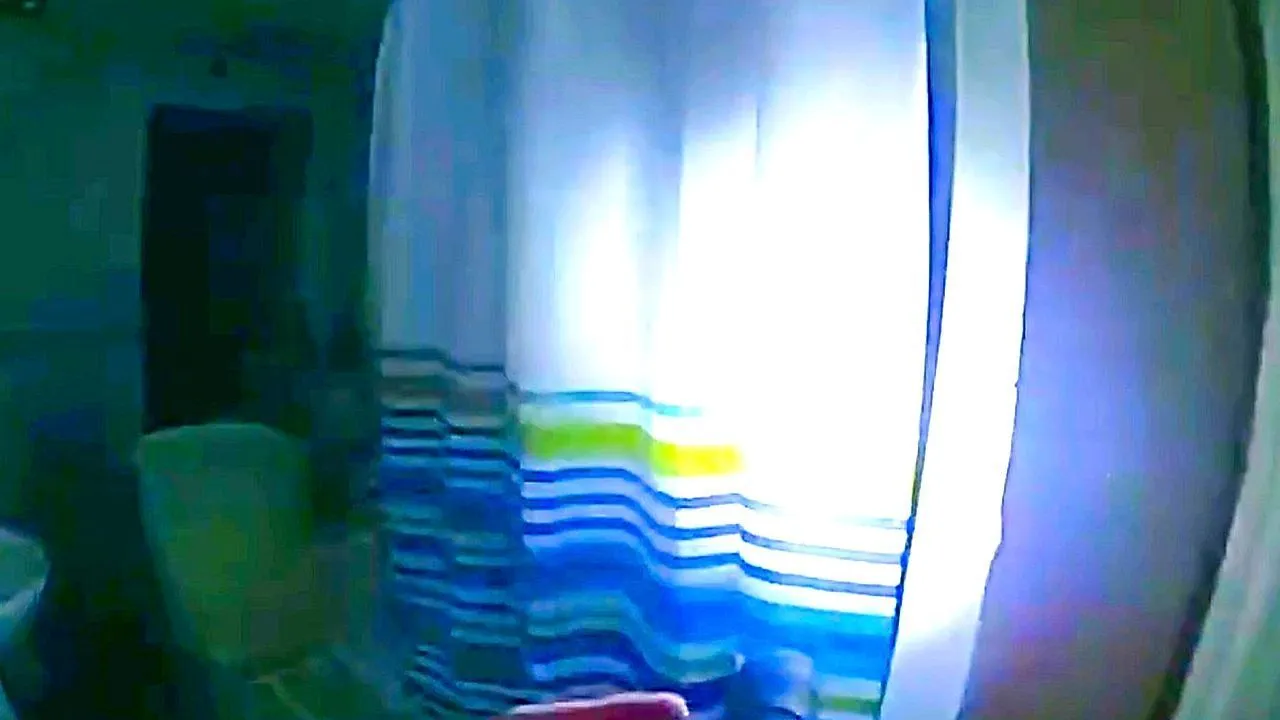 La búsqueda en el sótano lleva al grito de un oficial en una casa de Londres