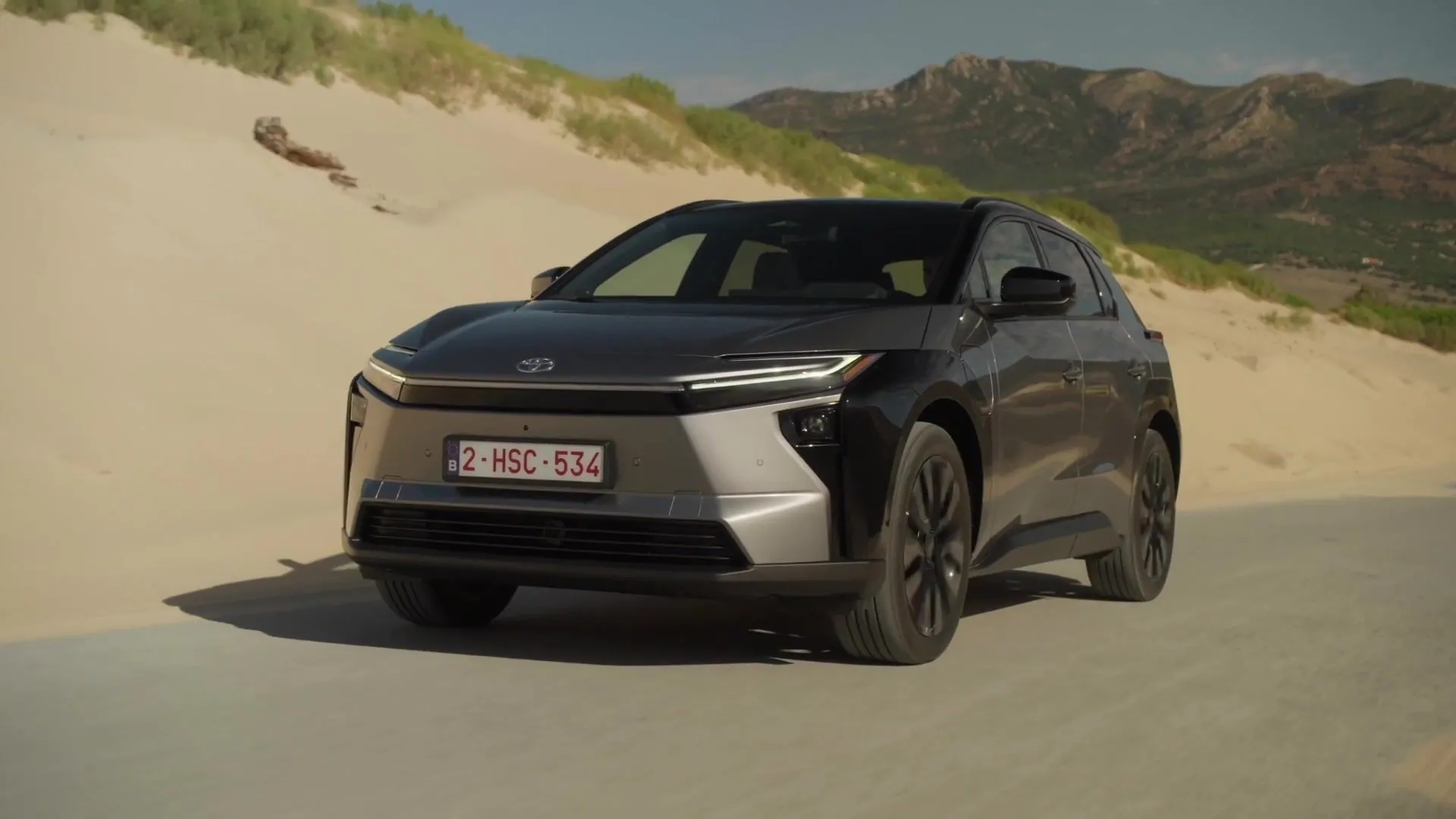 2026 Toyota bZ4X AWD w cennym filmie z jazdą