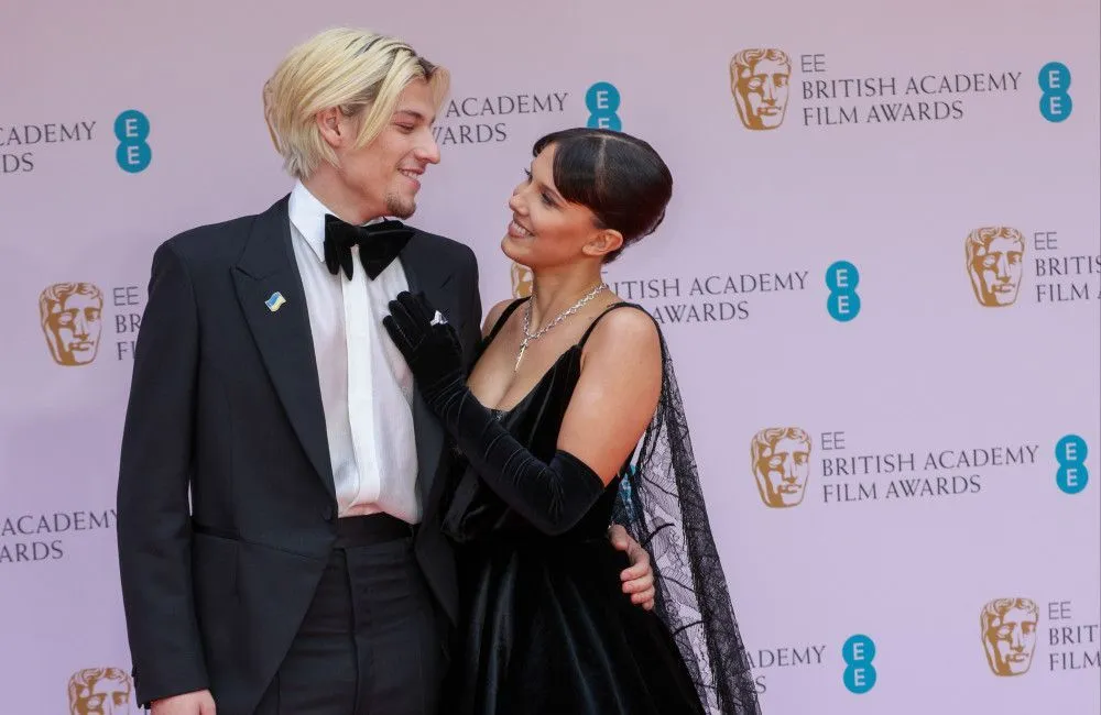 Millie Bobby Brown ha fatto esibire Raye al suo matrimonio