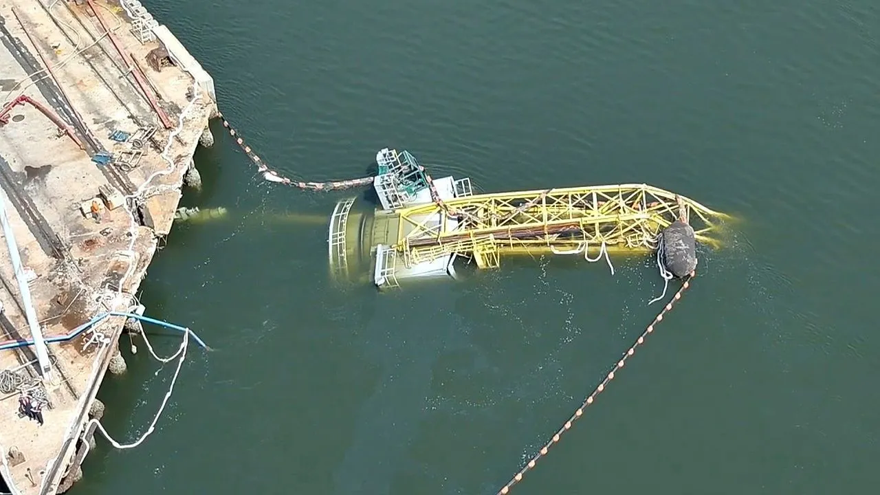 Kollaps am Fluss: Werftkran stürzt bei Charleston in den Cooper River