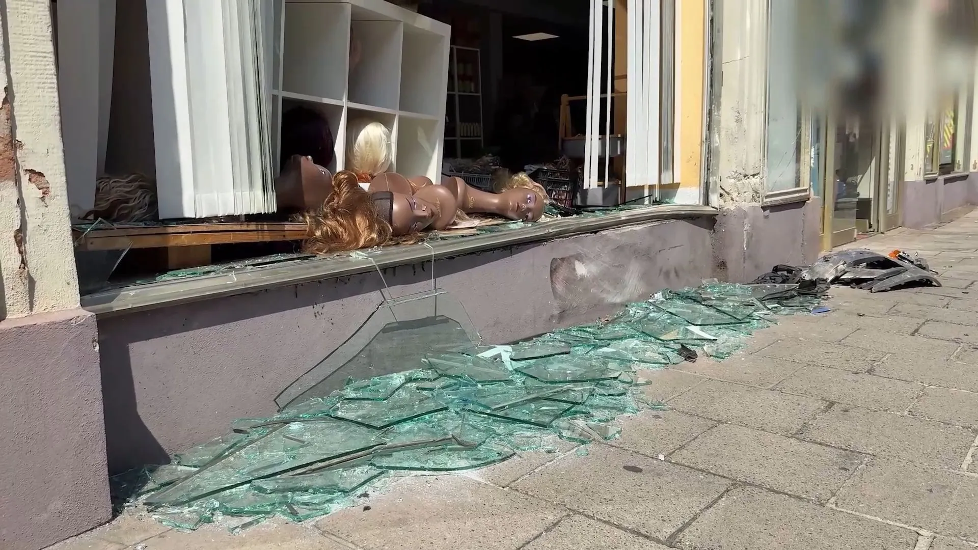 Auto kracht in Schaufenster - Fahrerin unachtsam