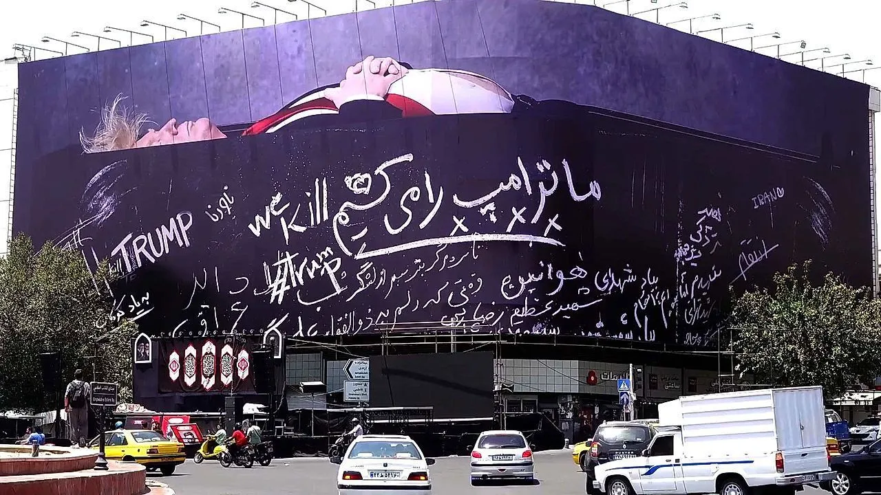 Gran cartel gigante que muestra a Trump en un ataúd expuesto en la plaza central de Teherán
