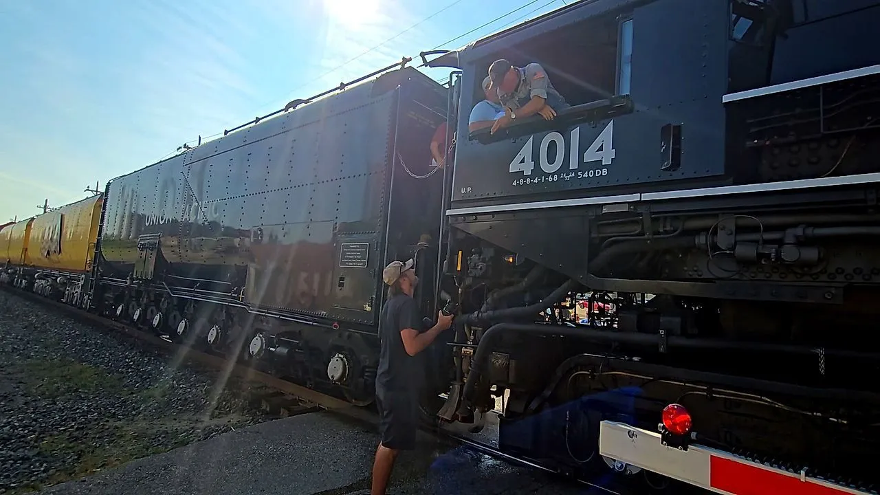 Engenheiro da locomotiva Union Pacific 'Big Boy' repreende fotógrafo por estar na frente do trem