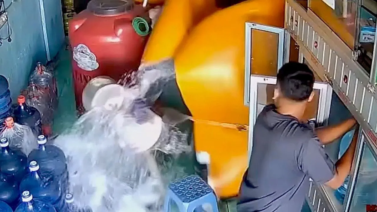 Serbatoio da 580 galloni esplode e allaga la stanza di stoccaggio indonesiana