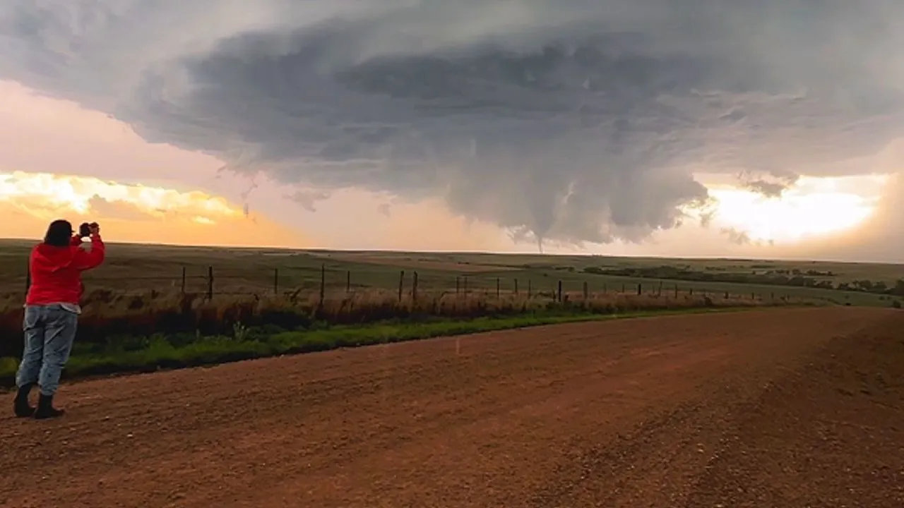 Les chasseurs d'orage filment la formation d'une tornade sur l'Oklahoma