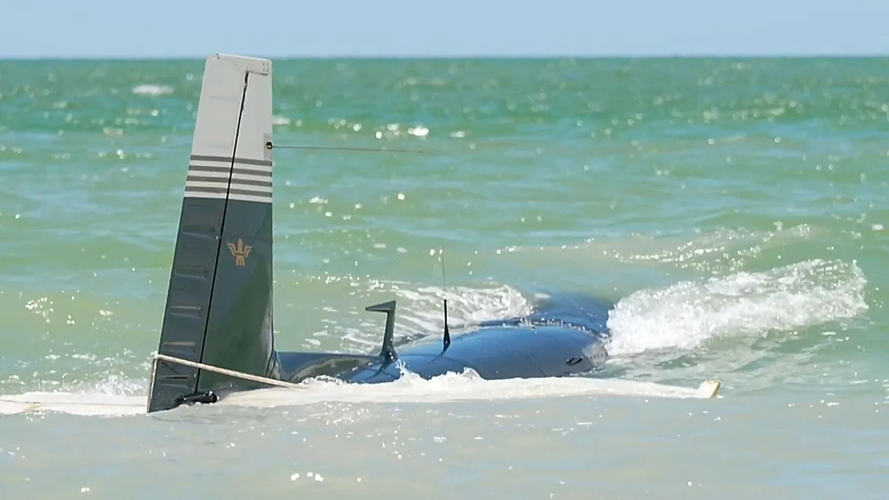 Padre e hijo salen ilesos después de que un pequeño avión aterrizara en el agua frente a una playa de Florida