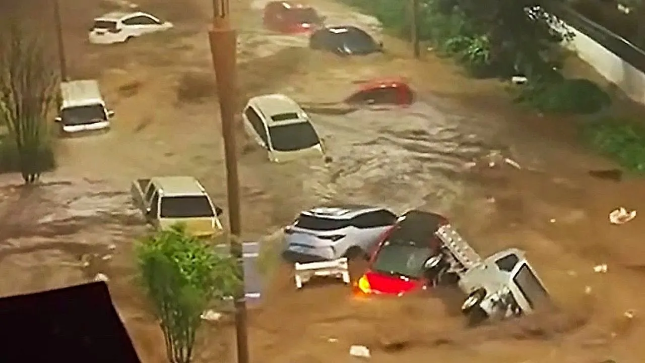 Auto's drijven door ondergelopen straten als Tyfoon Bavi overstromingen China overweldigt