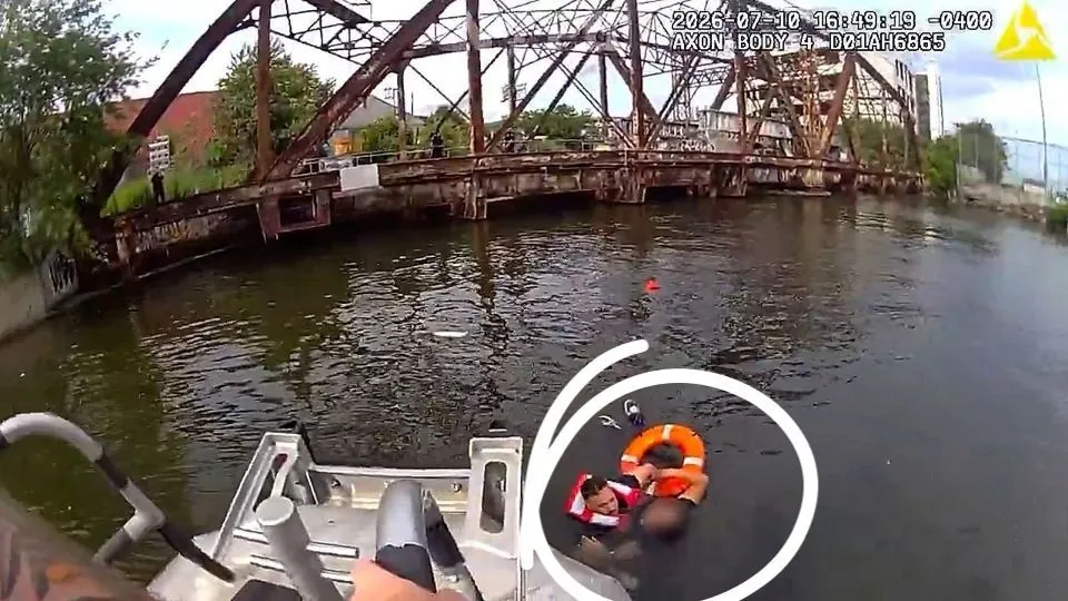 Un officier du NYPD plonge dans le Newtown Creek pour sauver une adolescente agrippée à un pieu