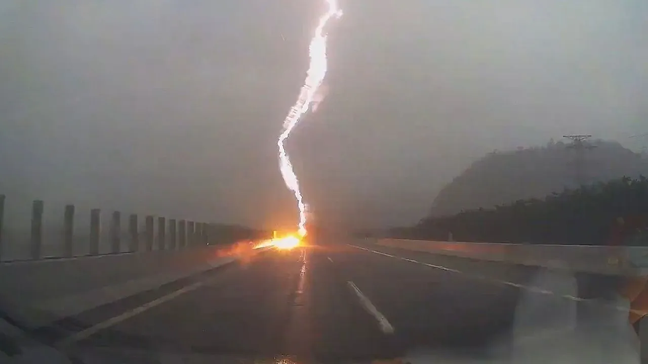 Piorun uderza w samochód poruszający się autostradą i wyłącza zasilanie