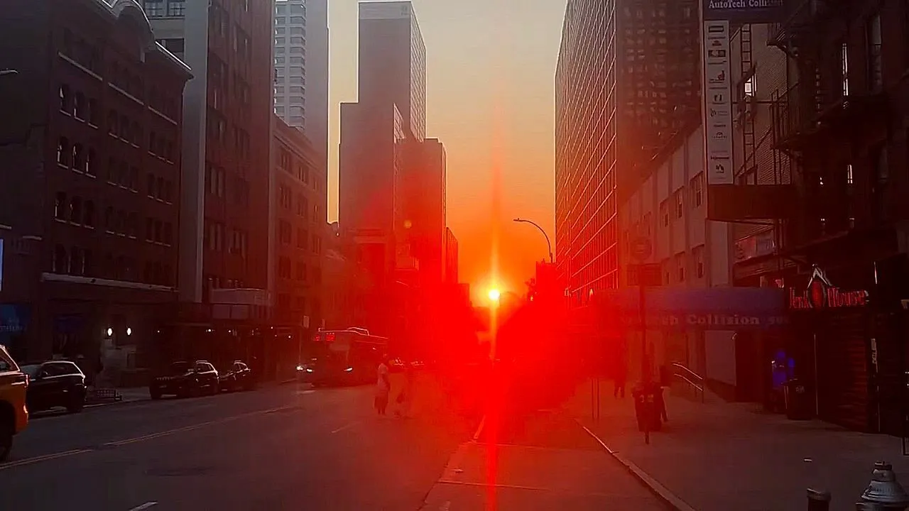 New Yorkers nemen het prachtige Manhattanhenge in