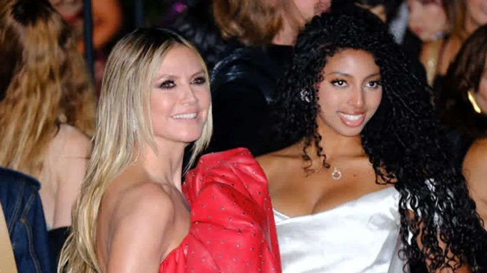 Heidi Klum e sua figlia Lou regalano un momento di moda glamour a Parigi