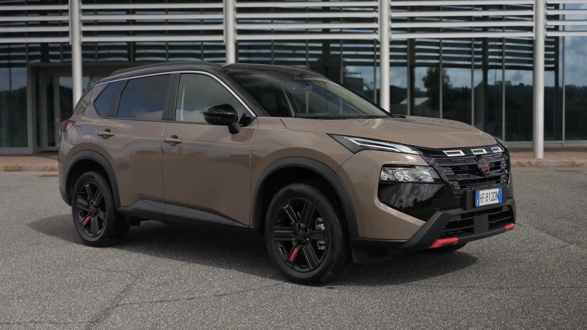 Nissan X-TRAIL N-TREK Exterieurontwerp in Donker Beige & Zwart