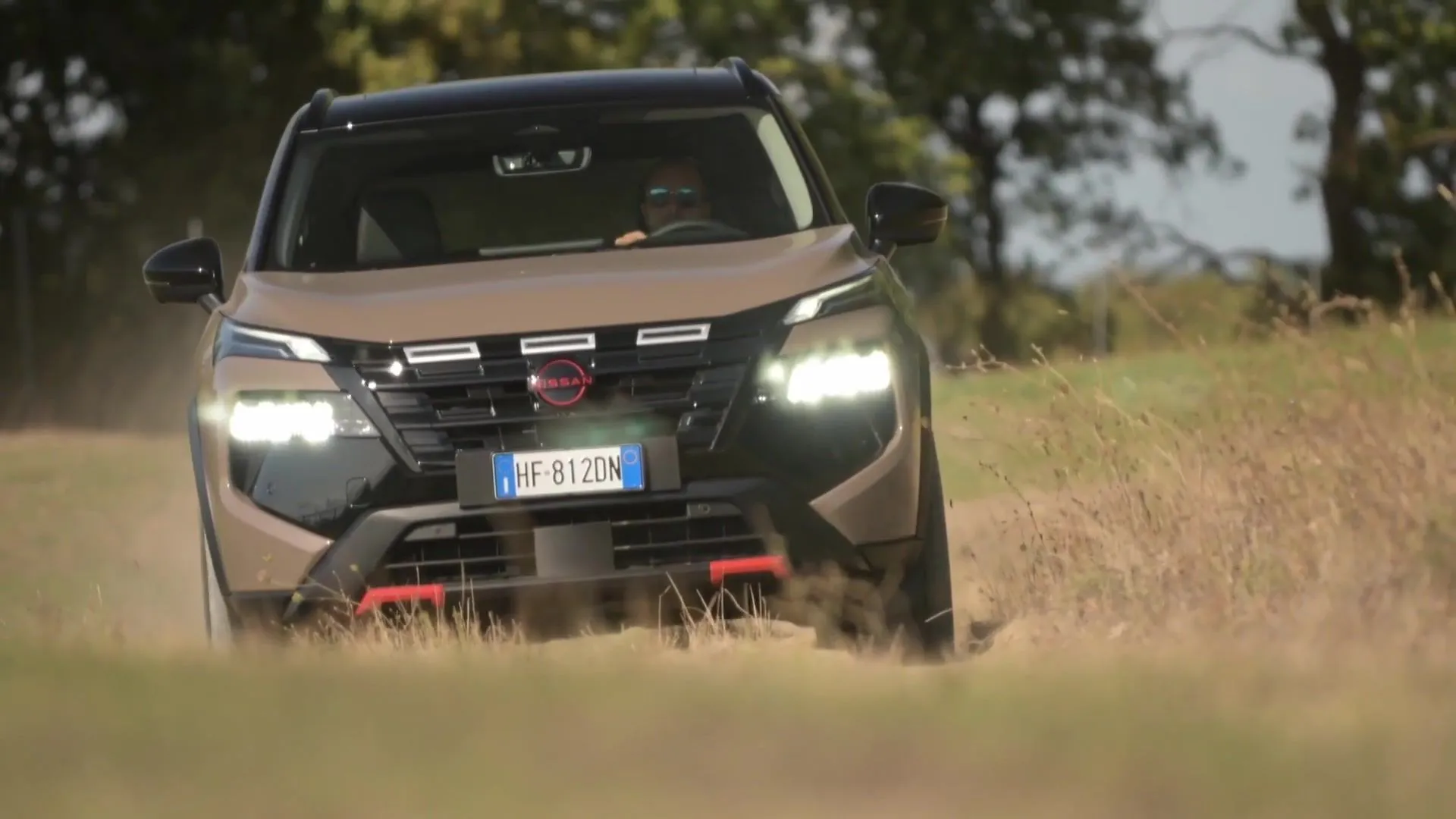 Nissan X-TRAIL N-TREK en Beige Oscuro y Negro Video de Conducción