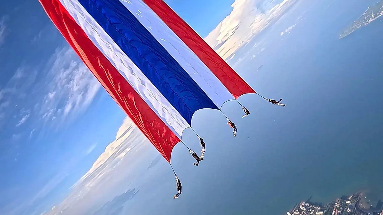 Paraquedistas tailandeses quebram recorde mundial com bandeira gigante sobre a praia de Pattaya