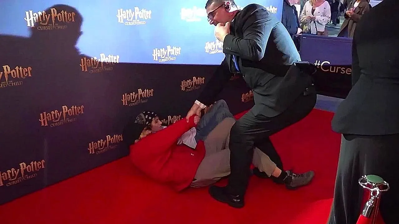 Les militants des droits des personnes transgenres envahissent le tapis rouge de Harry Potter à Londres