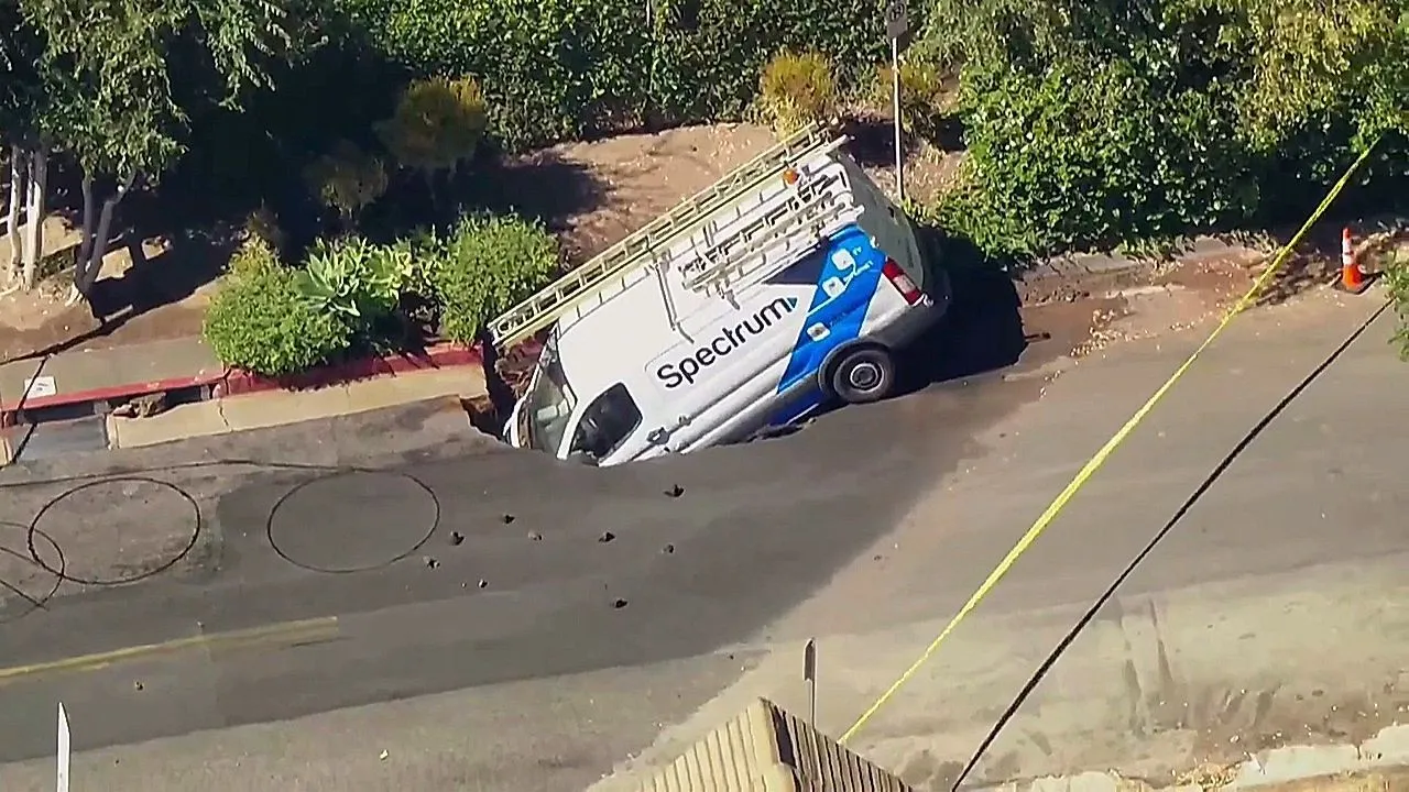 Un trou engloutit une camionnette de travail à Hollywood