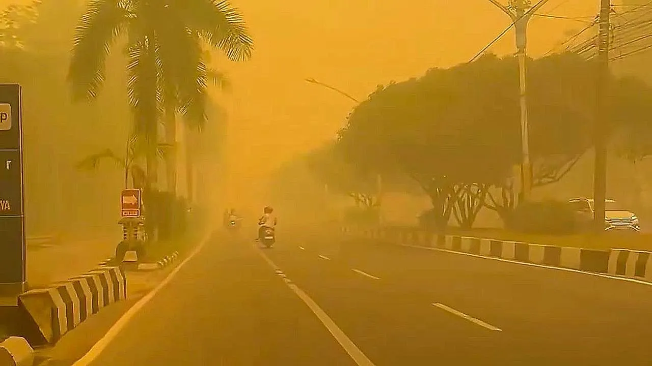 Gli incendi tingono il cielo di arancione 'Mad Max' e rendono l'aria pericolosa in Indonesia