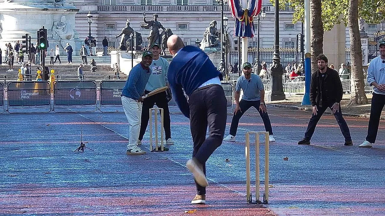 Prince William stops traffic on The Mall for Earthshot cricket match