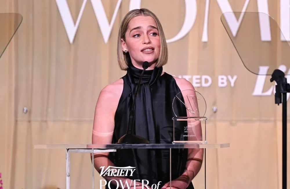 Emilia Clarke: 'Instagram mi rende infelice in appena 30 secondi'