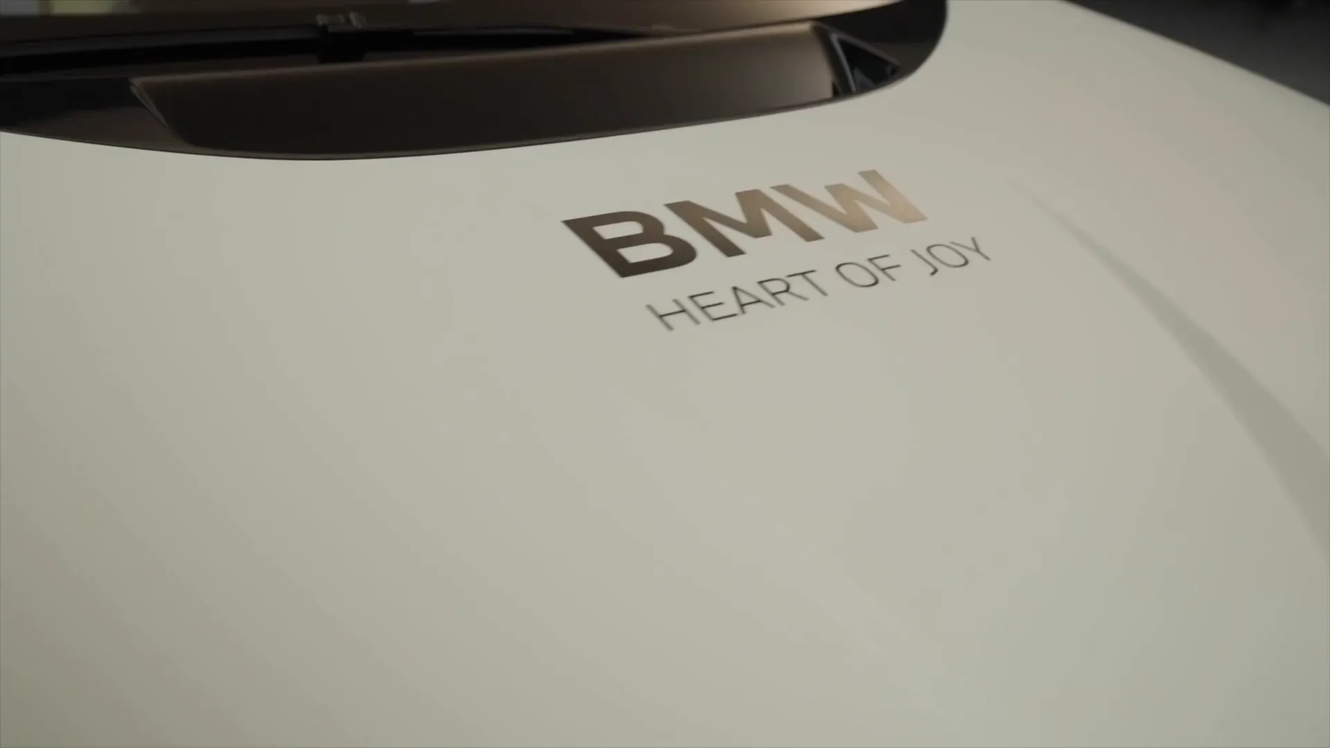 BMW VDX - Vision Driving Experience - Hochleistungs-Testfahrzeug kommt in innovativem Leucht-Lack