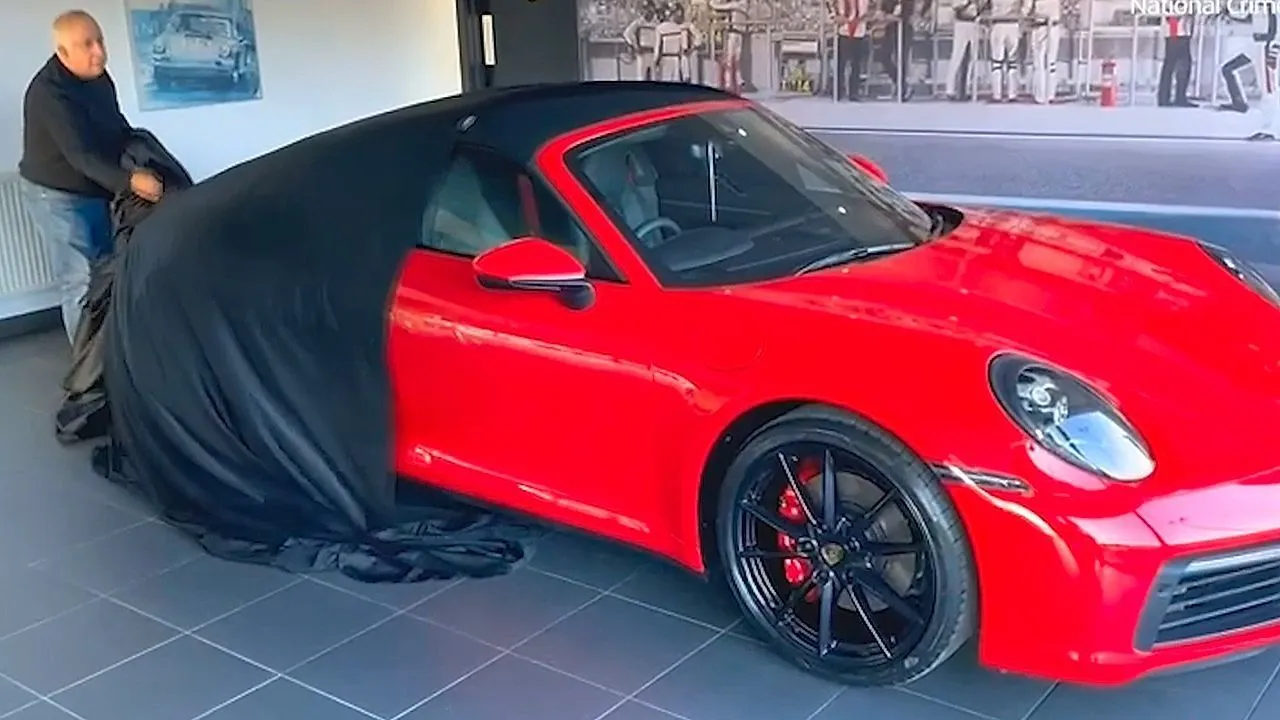 Riprese della gioia del truffatore per la nuova Porsche prima che la polizia lo arresti per truffa sugli DPI