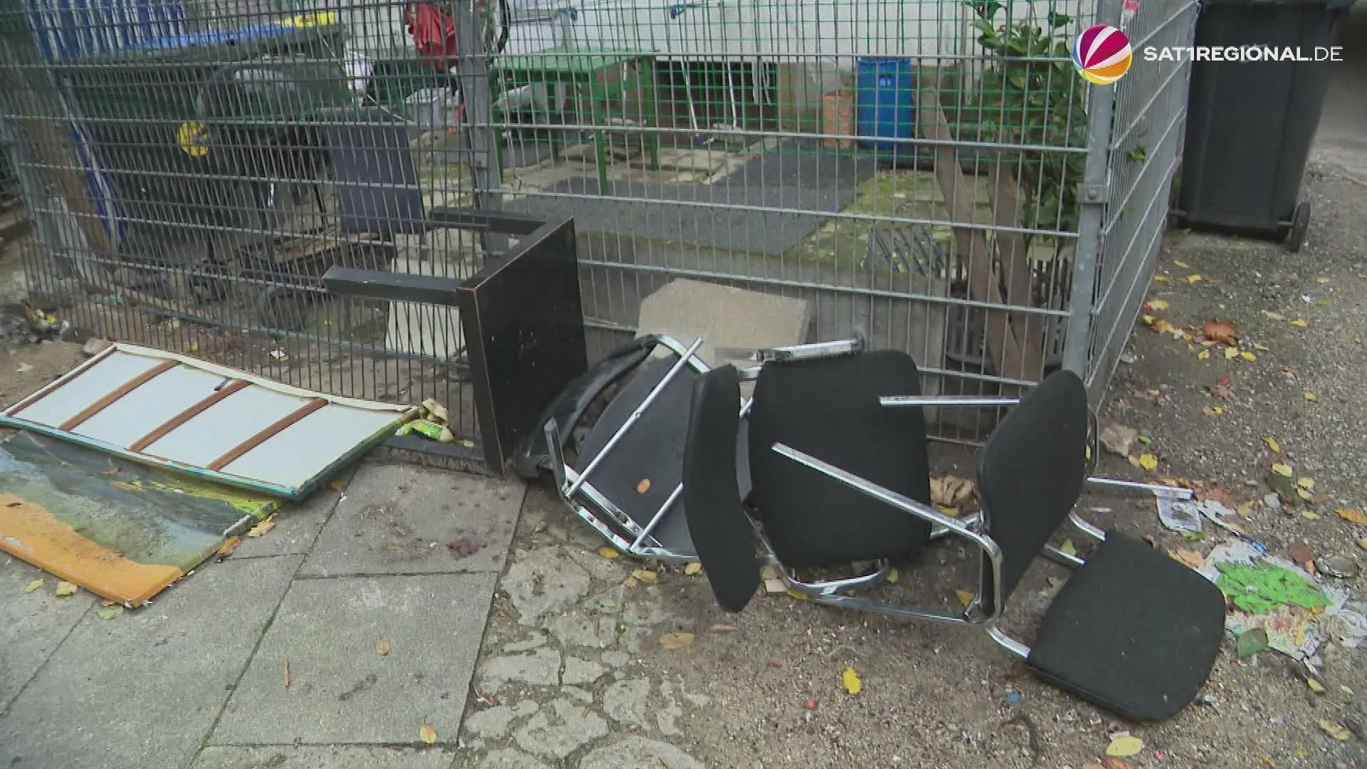 Illegal abgeladener Müll verärgert Anwohner in Kiel-Gaarden