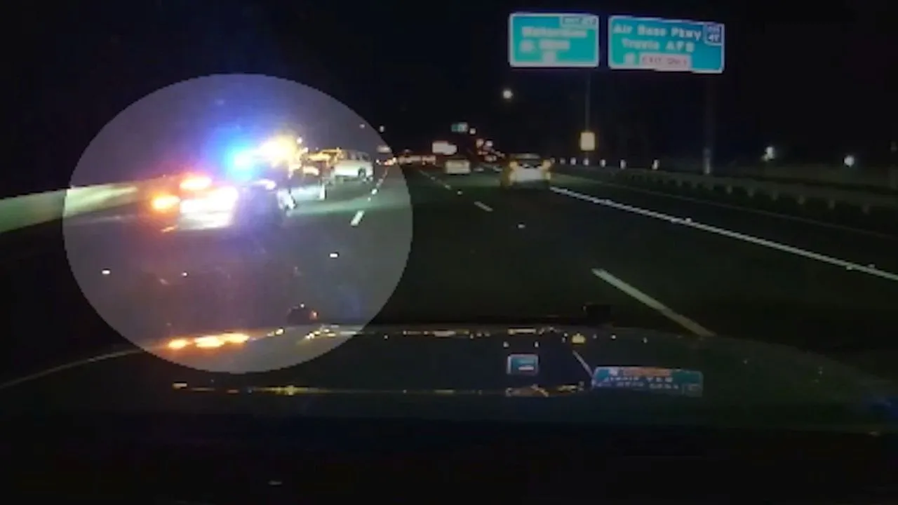 Tesla colide com carro da polícia em cena de acidente fechada, condutor culpa a Condução Totalmente Autônoma