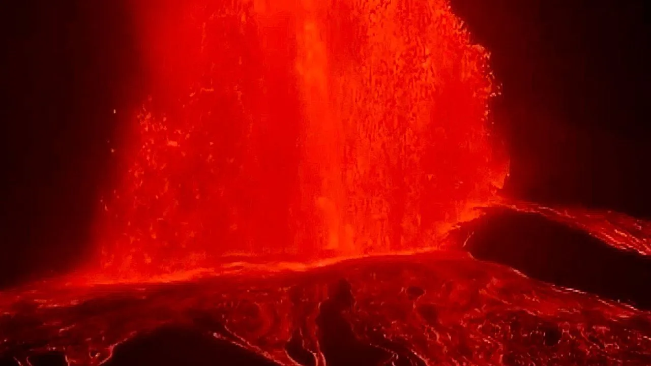 Lava fonteinen uit de 55e eruptieve episode van Kilauea bereiken 700 voet in de lucht