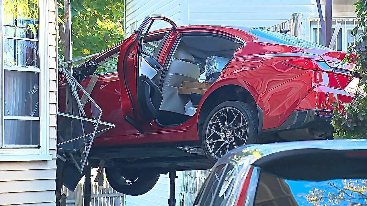 Une voiture lancée à toute vitesse percute une maison de Boston et se retrouve en suspension dans les airs