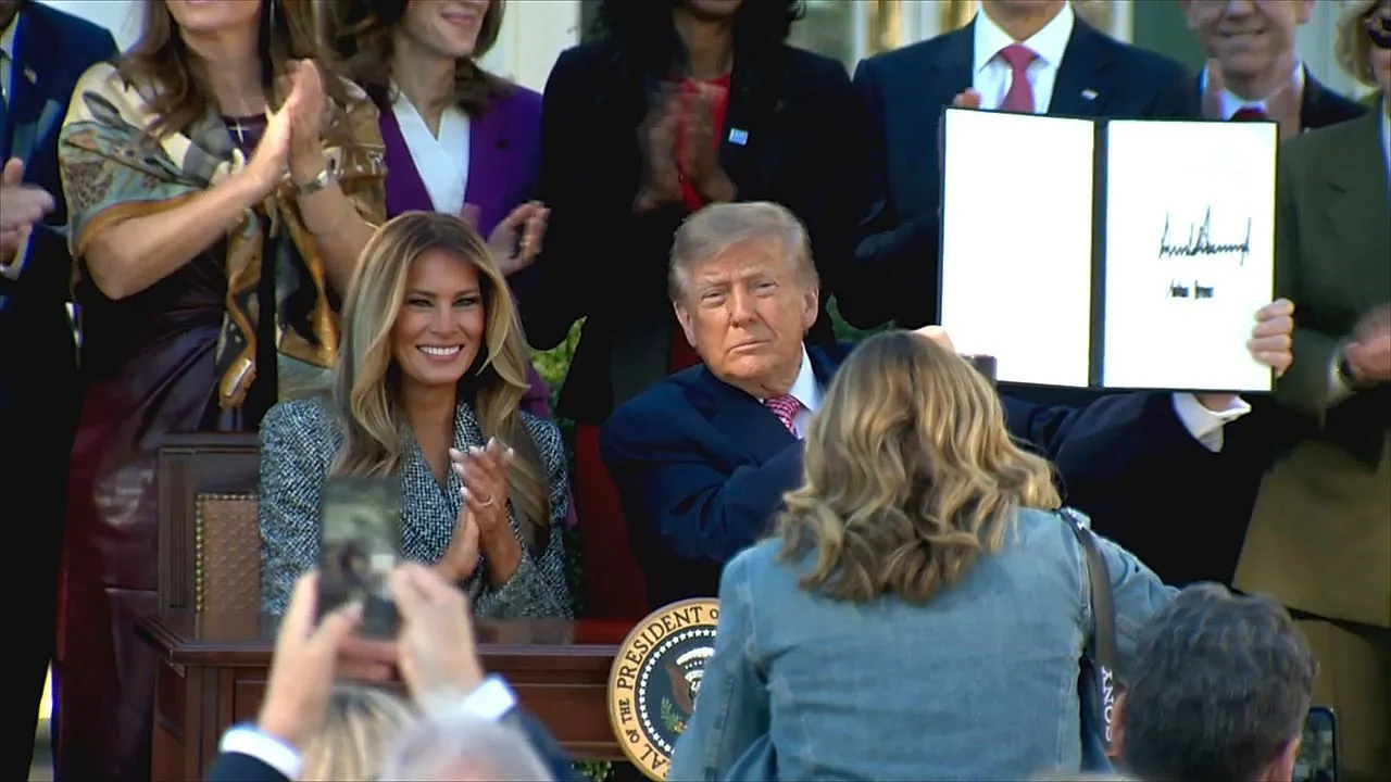 Trump ondertekent uitvoerend bevel voor Melania's Witte Huis Taskforce voor de Gezondheid van Vrouwen