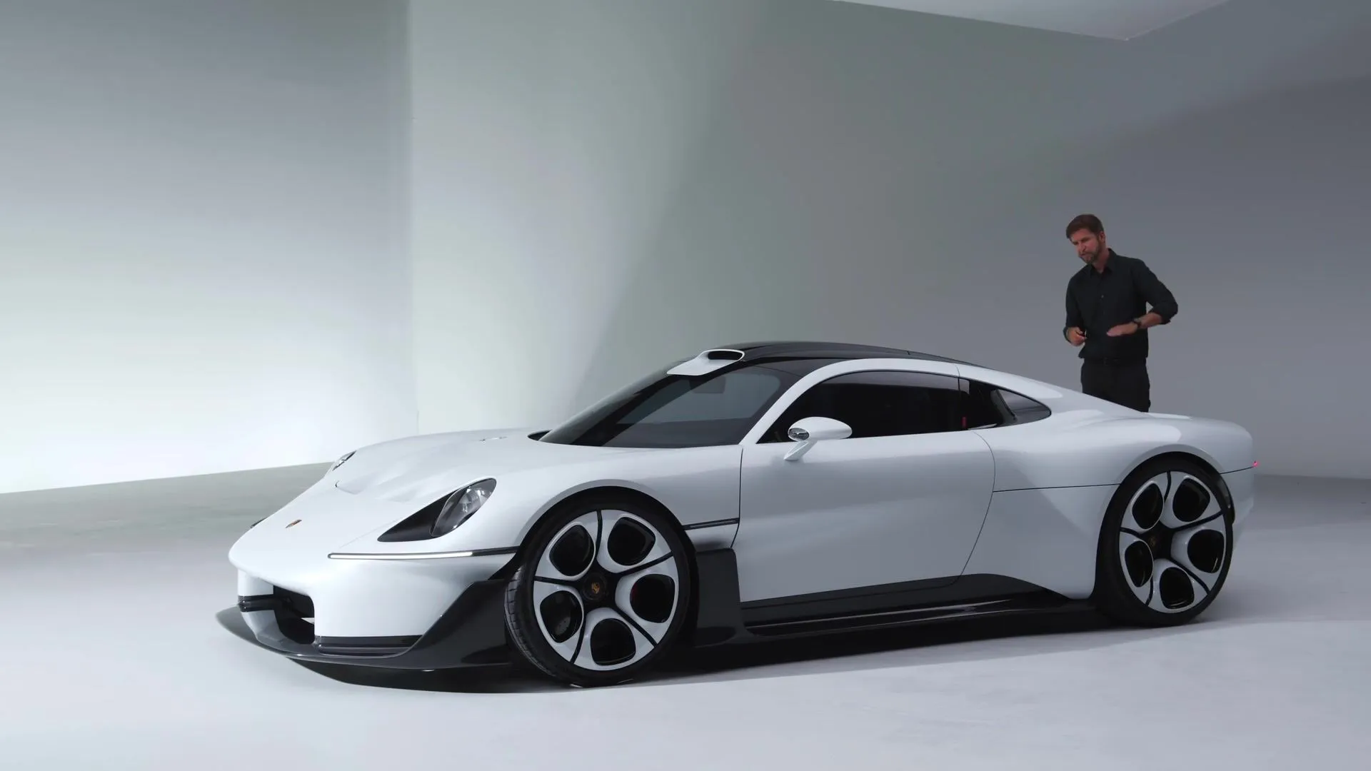 Walkaround - Tobias Sühlmann introduces the Porsche Mission S