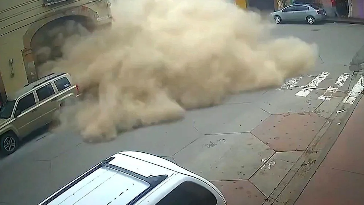 Historic building facade suddenly collapses onto street in central Mexico