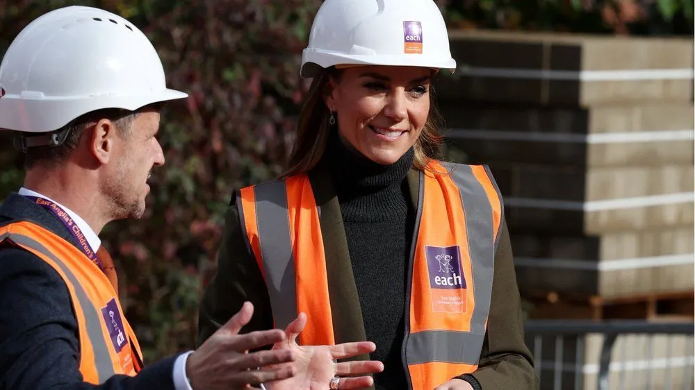Mit Schutzhelm und Warnweste: Kate unterwegs auf der Baustelle