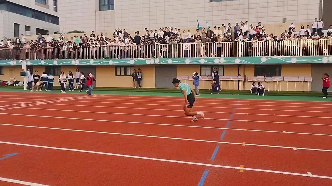 Runner waves to crowd – then throws away first place