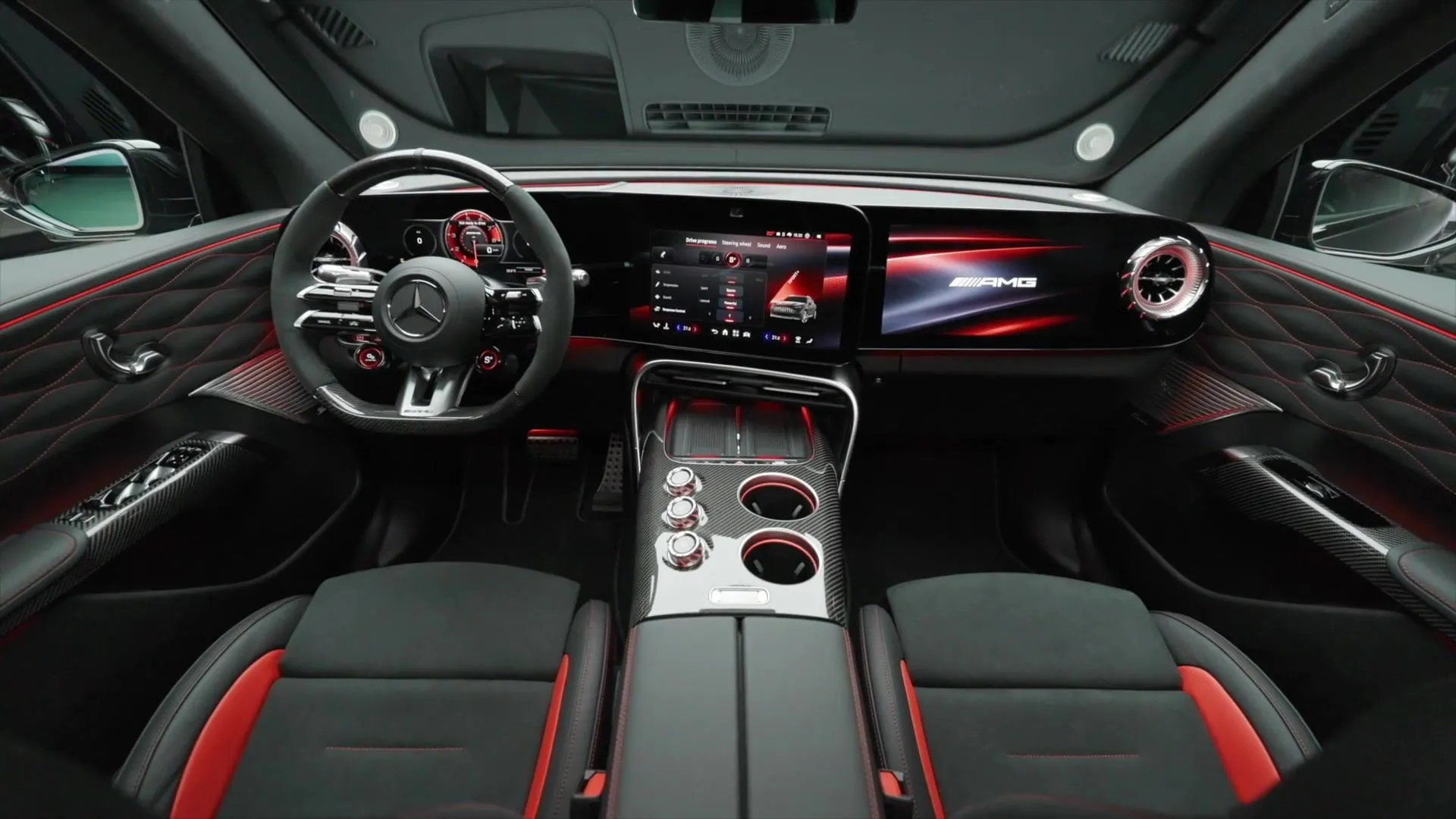 Der neue Mercedes-AMG GT SUV - Das Interieur - das Cockpit kompromisslos fahrerorientiert und ein Fond zum Wohlfühlen