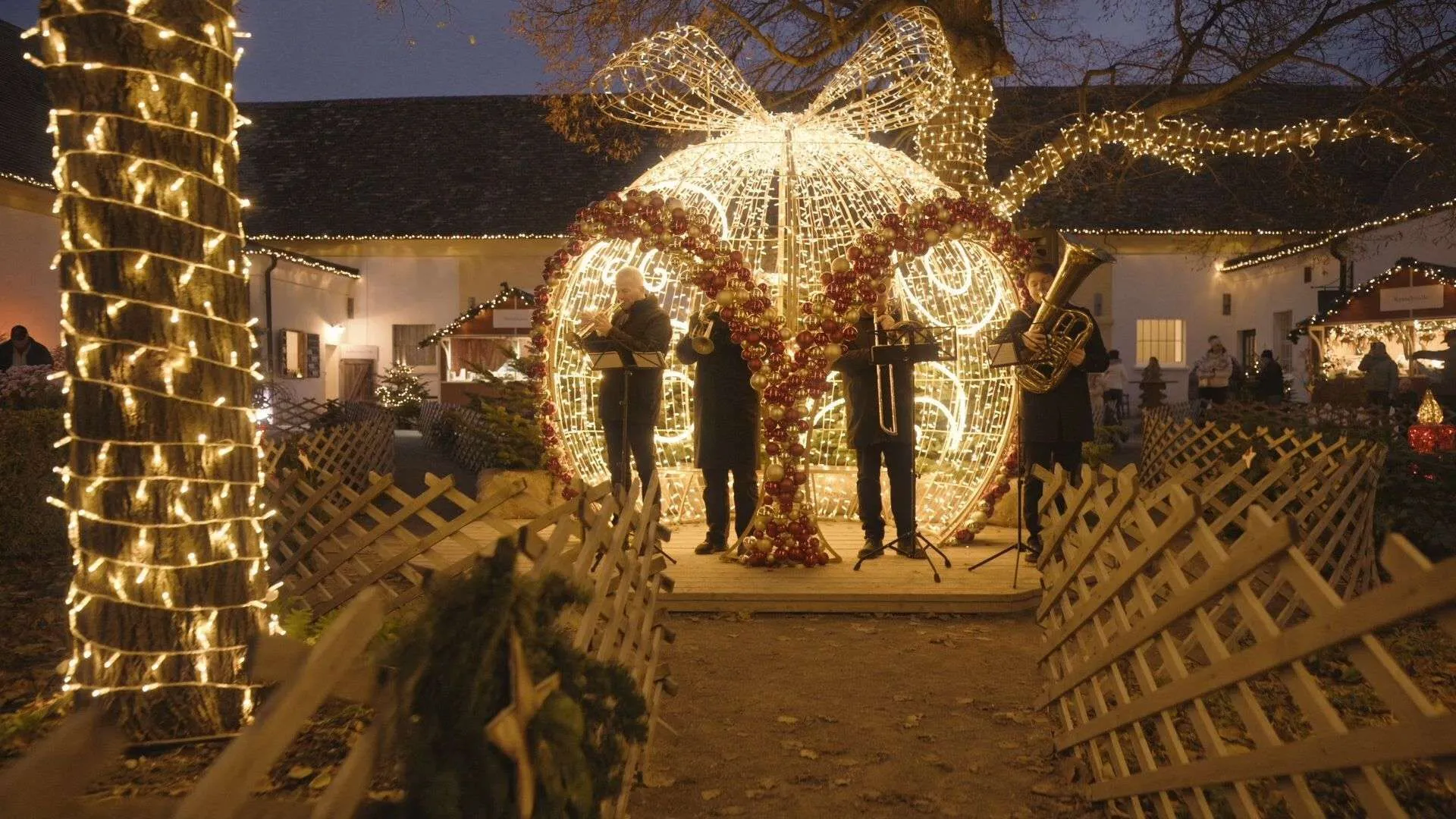 WEIHNACHTSMARKTS AUF SCHLOSS HOF