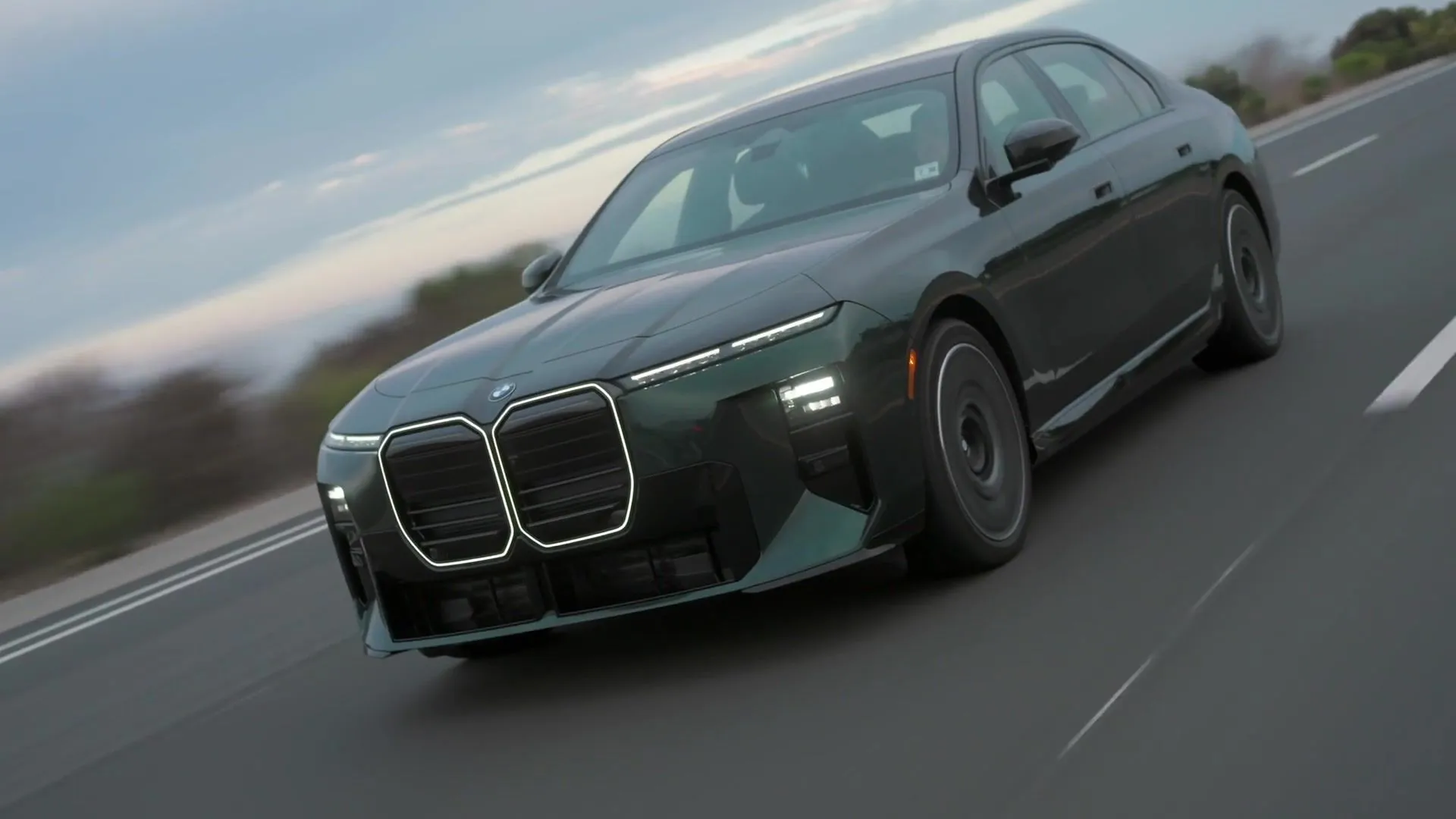 The new BMW i7 60 xDrive in Vancouver Green Black Sapphire Driving Video